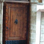 Дверь стилизованная, с элементами металлического декорирования