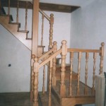 Лестница уровневая вертикальная из массива сосны